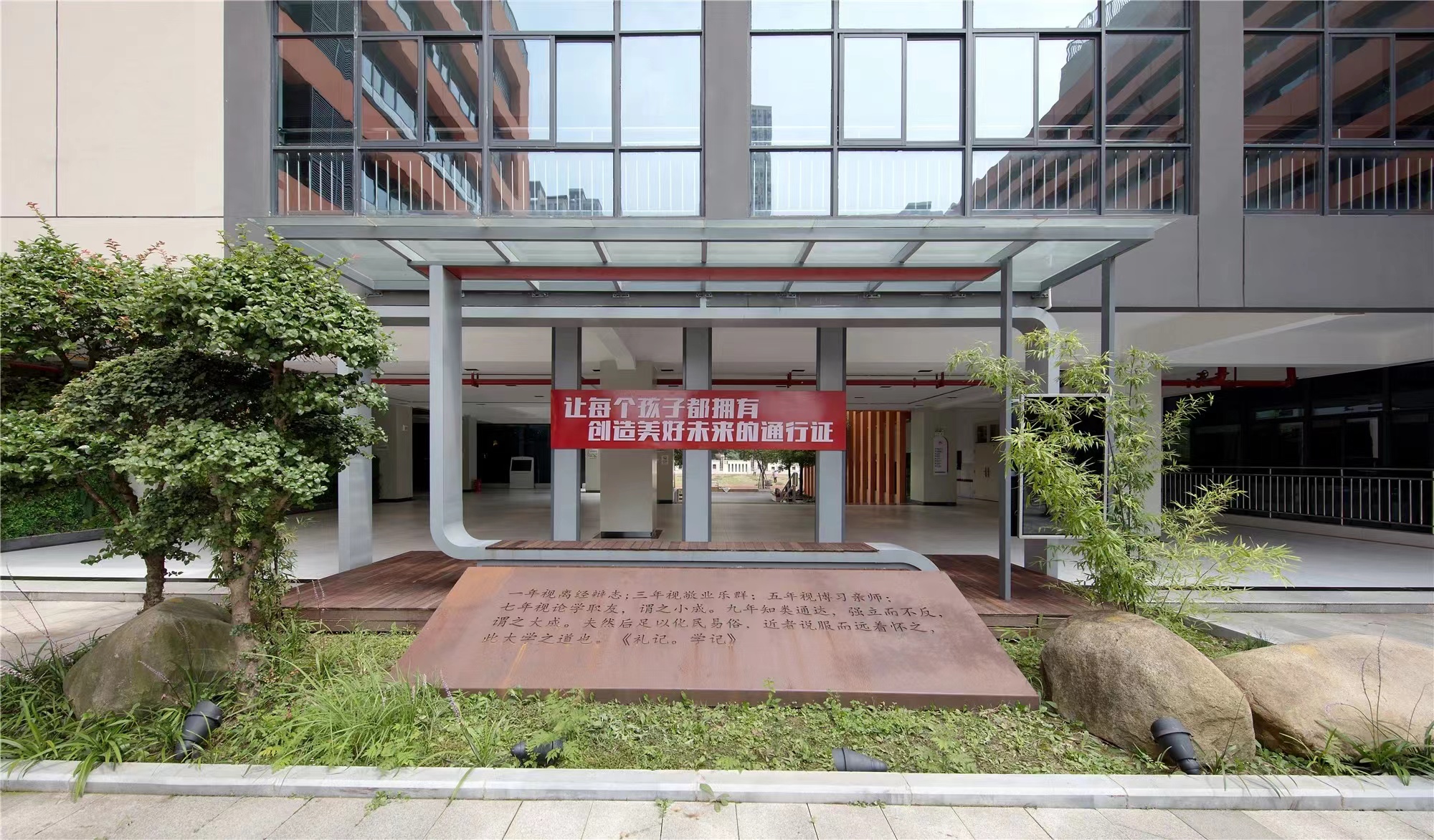 【學(xué)校案例】今泰裝飾在武漢市先后完成了與紅領(lǐng)巾學(xué)校6個校區(qū)的項目交付！(圖1)